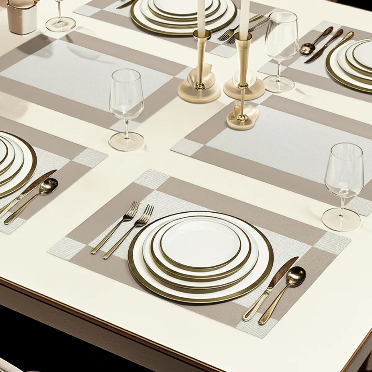 jogo-americano-retangular-metalizado-prata-6-lugares-modernize-foto-jogo-americano-sobre-mesa-posta-bege-ambiente-claro