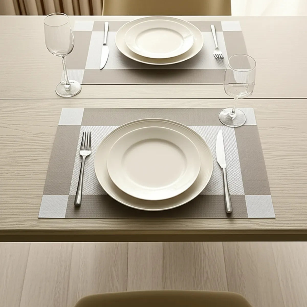 jogo-americano-retangular-metalizado-prata-6-lugares-modernize-foto-dupla-jogo-americano-sobre-mesa-de-madeira-ambiente-claro