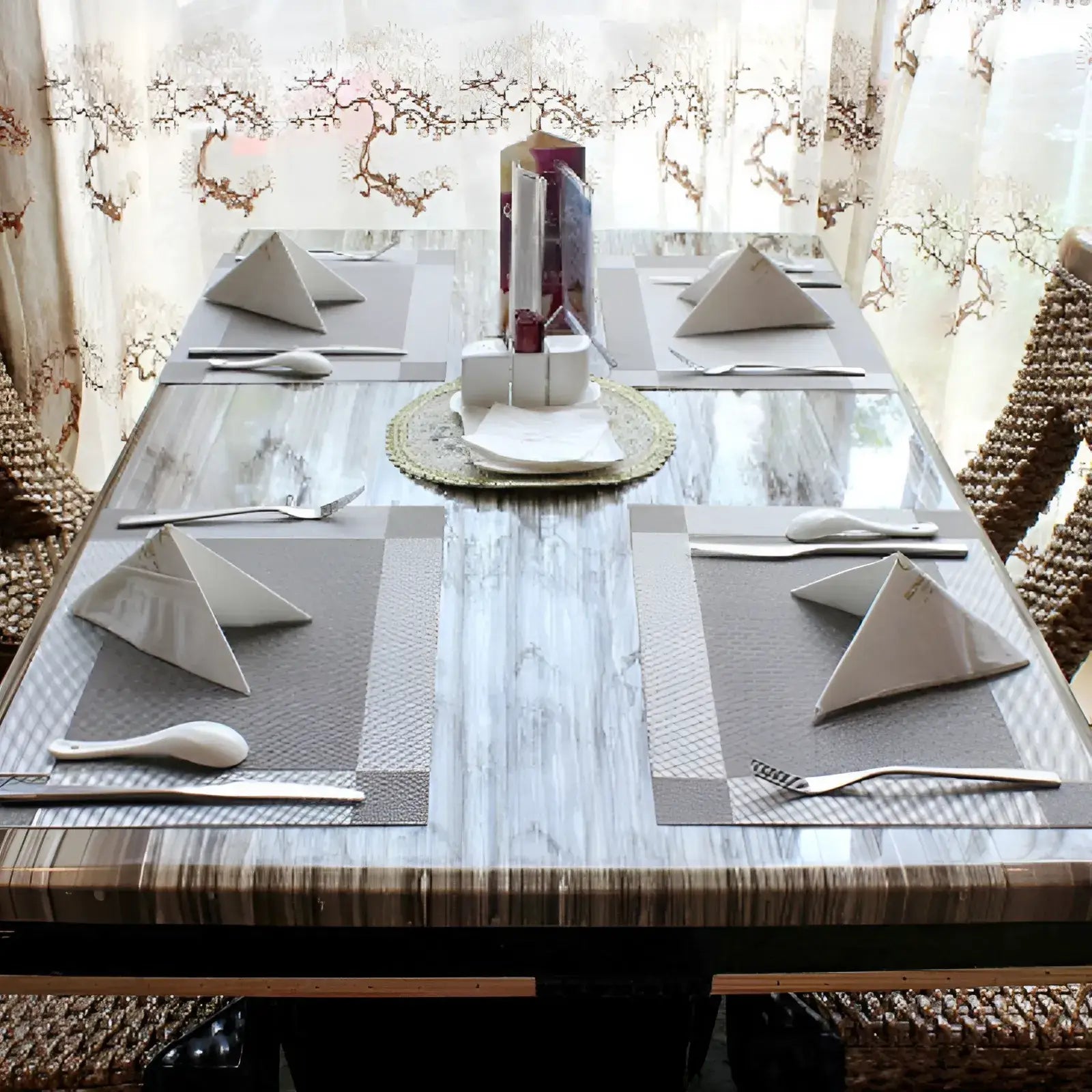 jogo-americano-retangular-metalizado-prata-6-lugares-modernize-foto-jogo-americano-mesa-posta-decorada-talheres-e-guardanapos