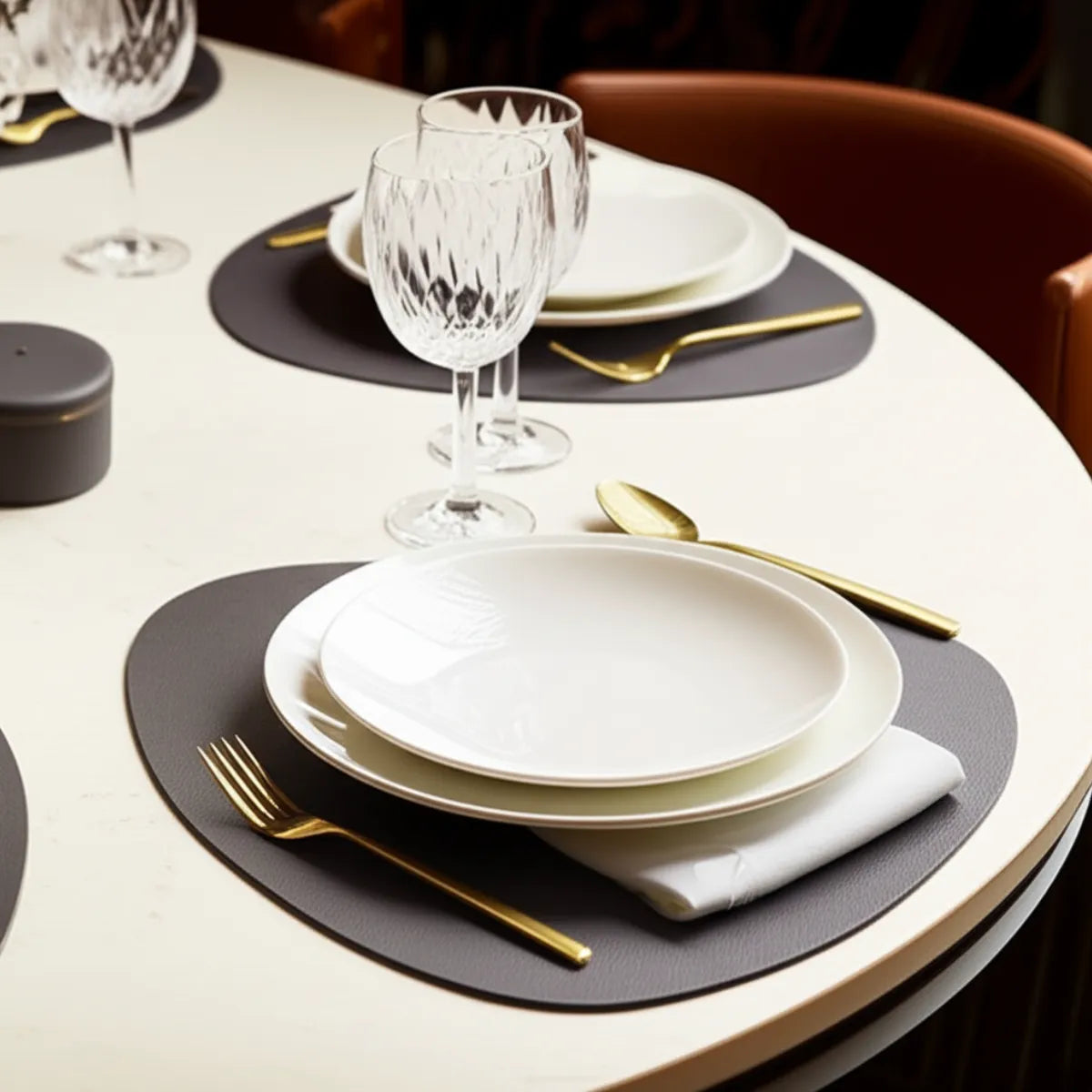 jogo-americano-sousplat-organico-couro-preto-4-lugares-modernize-foto-sousplat-em-mesa-posta-sofisticada-cozinha-ambiente-claro