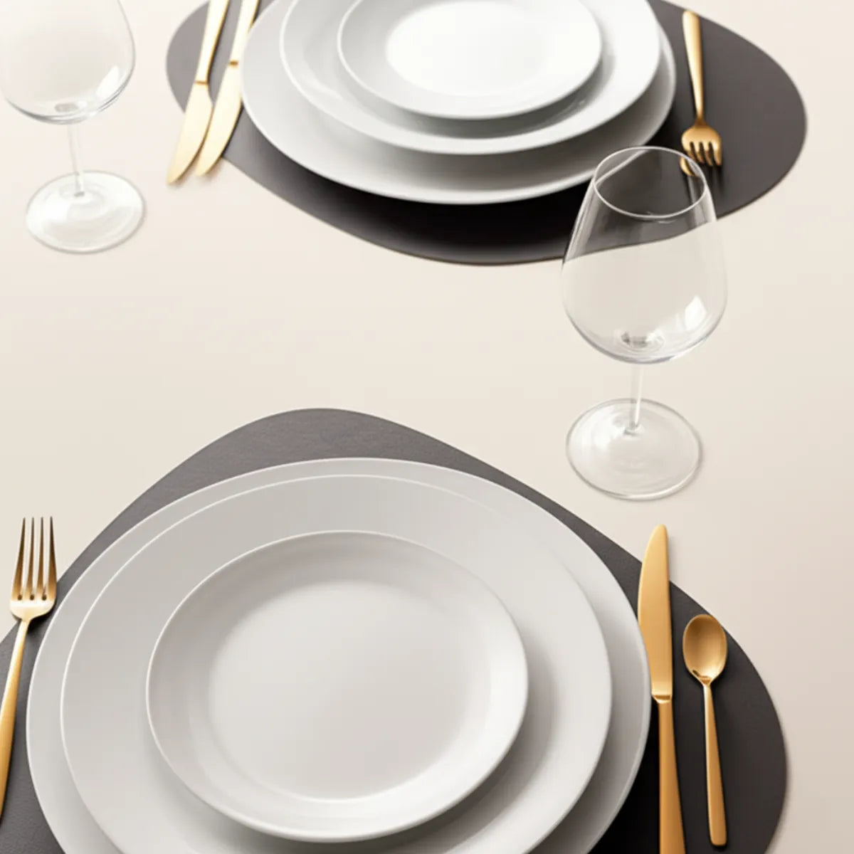 jogo-americano-sousplat-organico-couro-preto-4-lugares-modernize-foto-dupla-sousplat-em-mesa-posta-luxuosa-cozinha-ambiente-claro