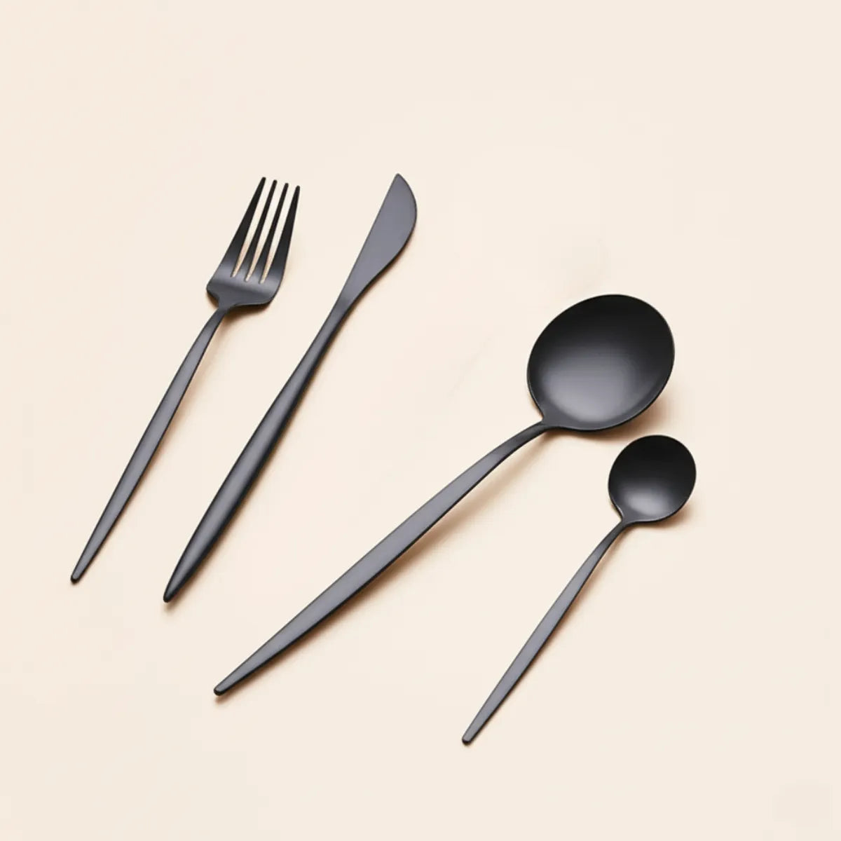 jogo-de-talheres-em-inox-elegance-preto-30-pecas-modernize-foto-talheres-em-ambiente-claro-fundo-bege