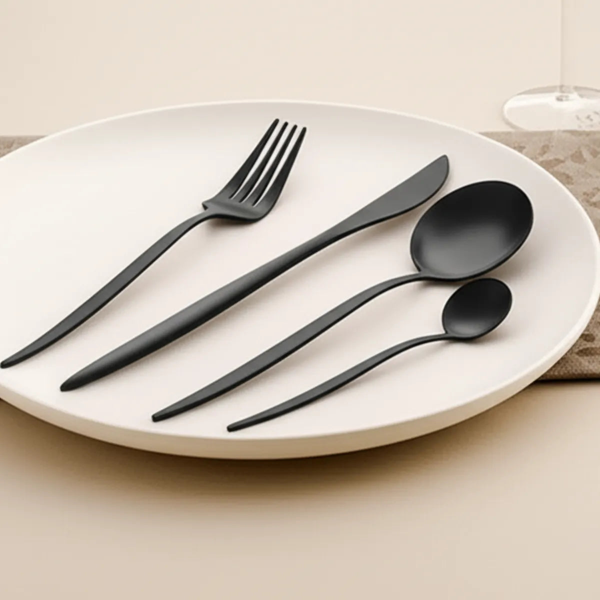 jogo-de-talheres-em-inox-elegance-preto-30-pecas-modernize-foto-talheres-em-prato-branco-mesa-moderna-ambiente-claro