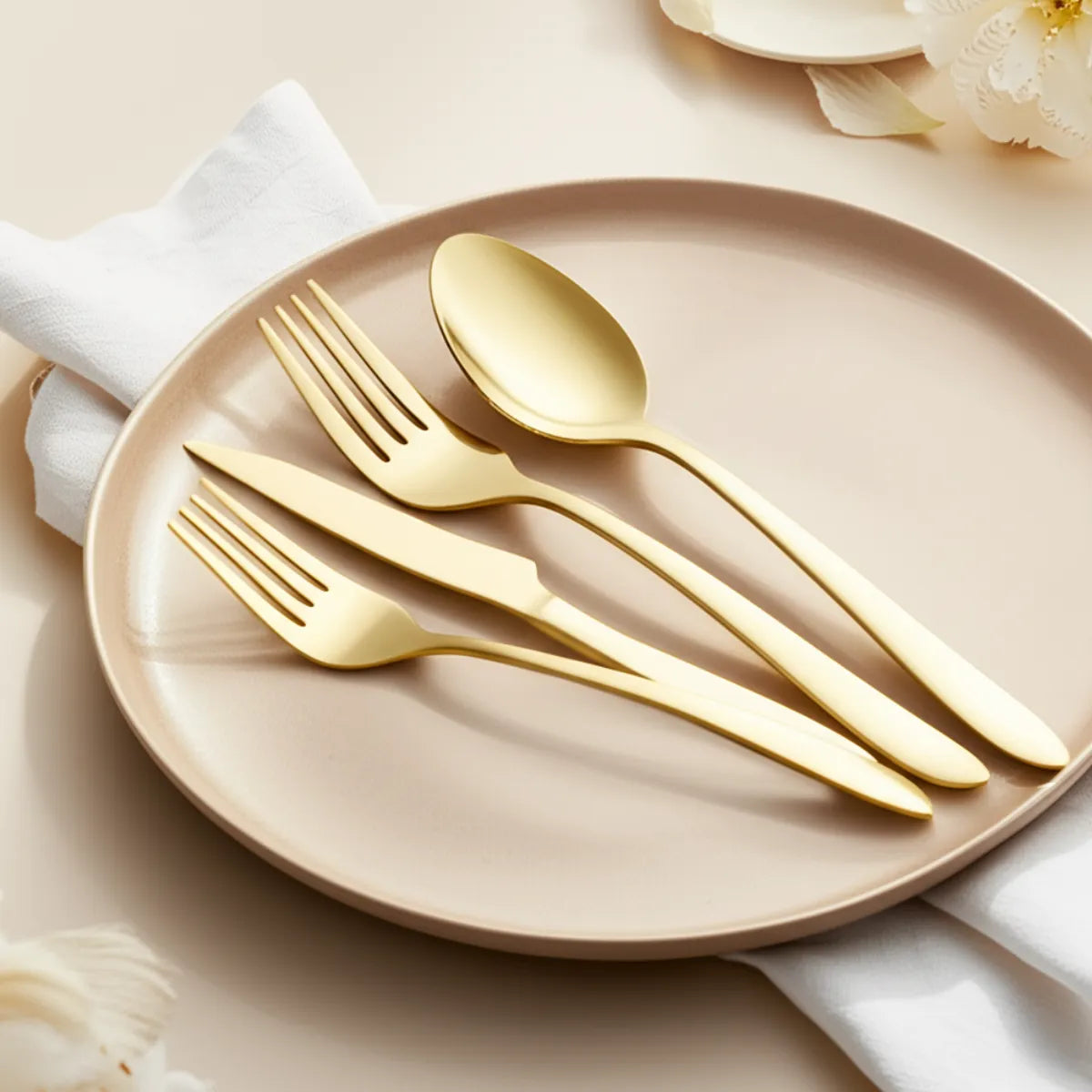 jogo-de-talheres-em-inox-golden-dourado-24-pecas-modernize-foto-talheres-dourados-em-prato-bege
