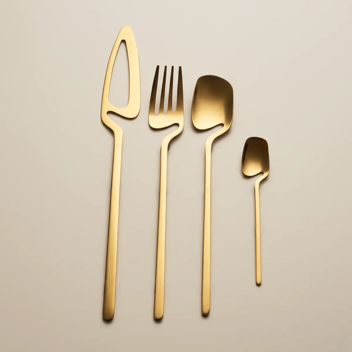 jogo-de-talheres-em-inox-linha-luxo-dourado-32-pecas-modernize-foto-talheres-em-fundo-bege-ambiente-claro