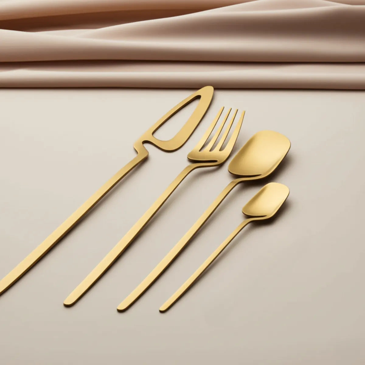 jogo-de-talheres-em-inox-linha-luxo-dourado-32-pecas-modernize-foto-talheres-em-mesa-moderna-branca-ambiente-claro