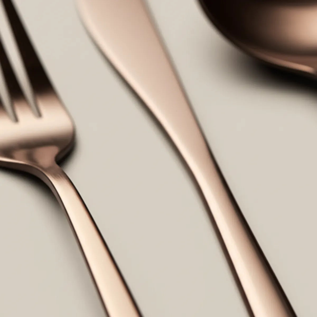 jogo-de-talheres-em-inox-lumiere-rose-24-pecas-modernize-foto-zoom-talheres-rose-em-fundo-bege