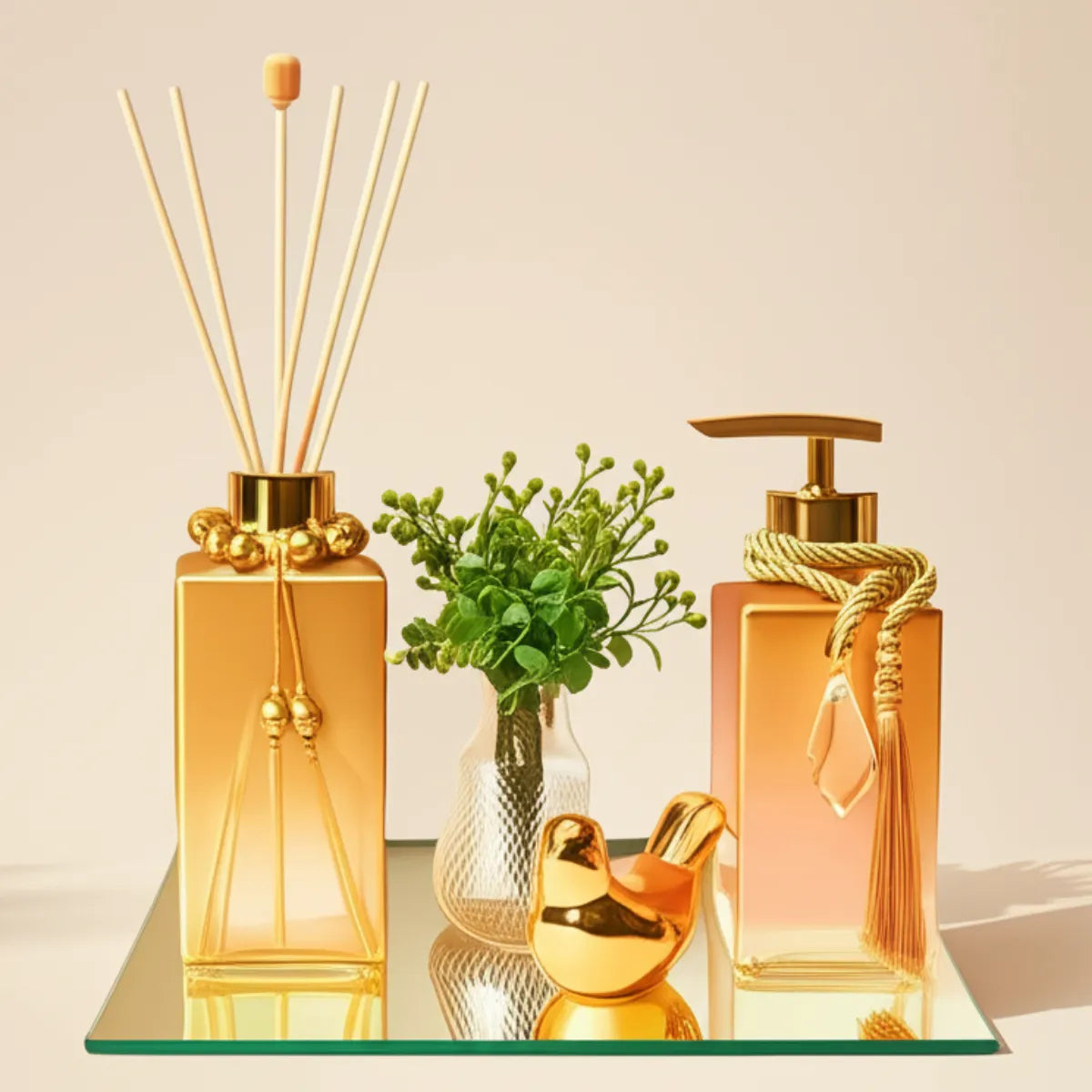 kit-aromatizador-e-saboneteira-liquida-para-banheiro-gold-modernize-foto-kit-saboneteira-sobre-espelho-em-ambiente-claro-fundo-bege