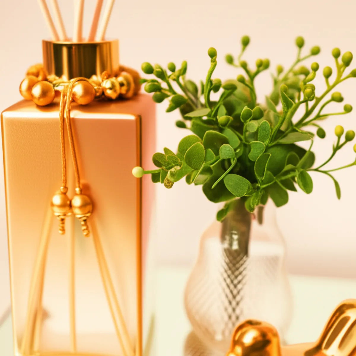 kit-aromatizador-e-saboneteira-liquida-para-banheiro-gold-modernize-foto-detalhe-kit-saboneteira-sobre-espelho-em-ambiente-claro-fundo-bege