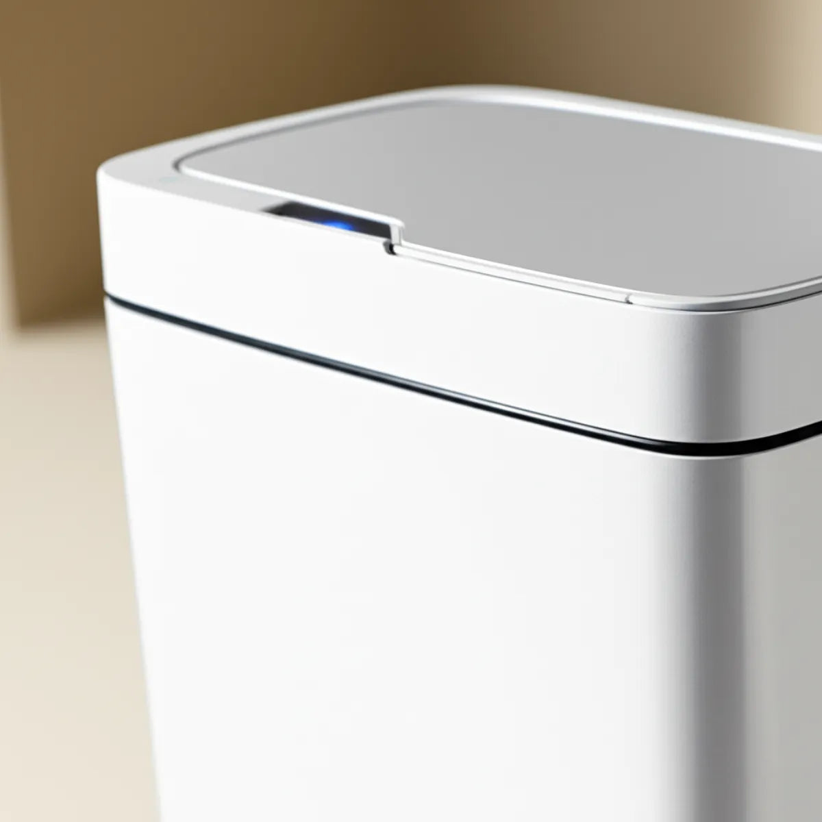 lixeira-para-banheiro-com-tampa-sensor-15l-branca-modernize-foto-detalhe-lixeira-em-ambiente-claro-fundo-bege
