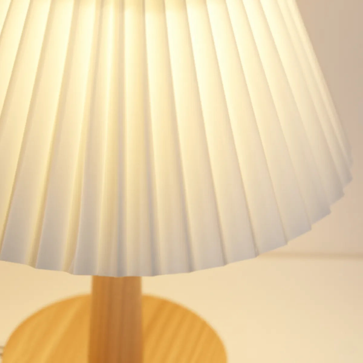 luminaria-abajur-de-mesa-de-madeira-japandi-modernize-foto-detalhe-abajur-branco-de-madeira-em-fundo-bege-claro