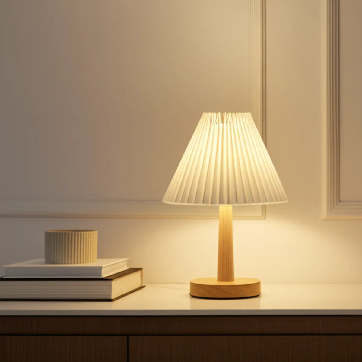 luminaria-abajur-de-mesa-de-madeira-japandi-modernize-foto-abajur-branco-de-madeira-em-mesa-com-livros