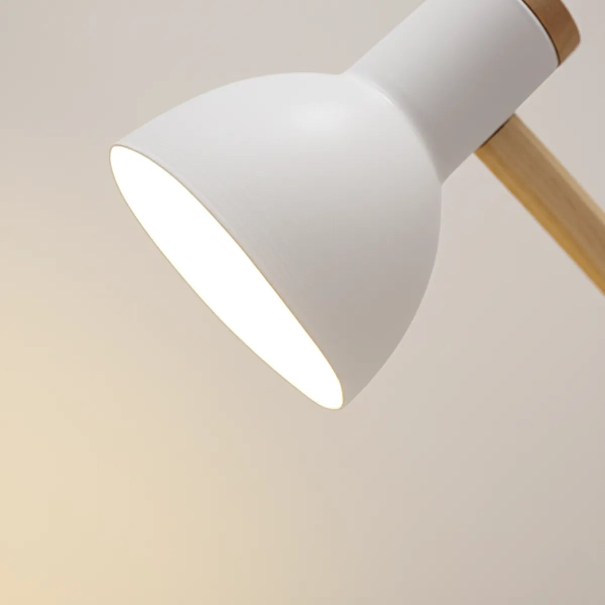 luminaria-abajur-de-mesa-led-articulada-branca-modernize-foto-lateral-zoom-luminaria-em-fundo-neutro-ambiente-claro