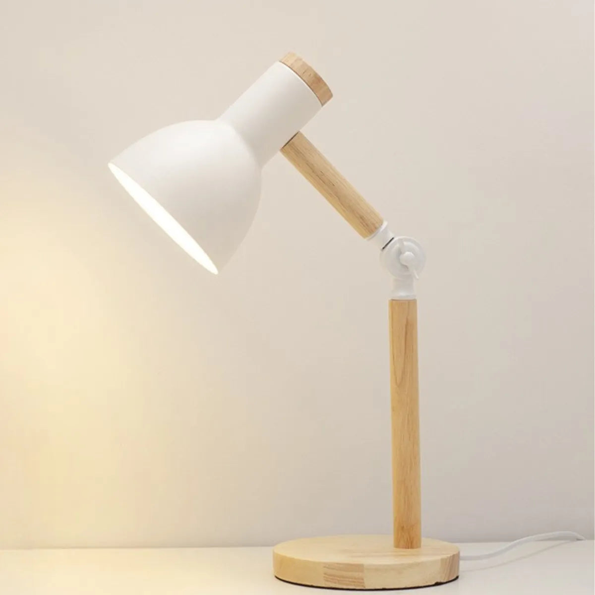 luminaria-abajur-de-mesa-led-articulada-branca-modernize-foto-lateral-luminaria-com-fio-em-fundo-neutro-ambiente-claro