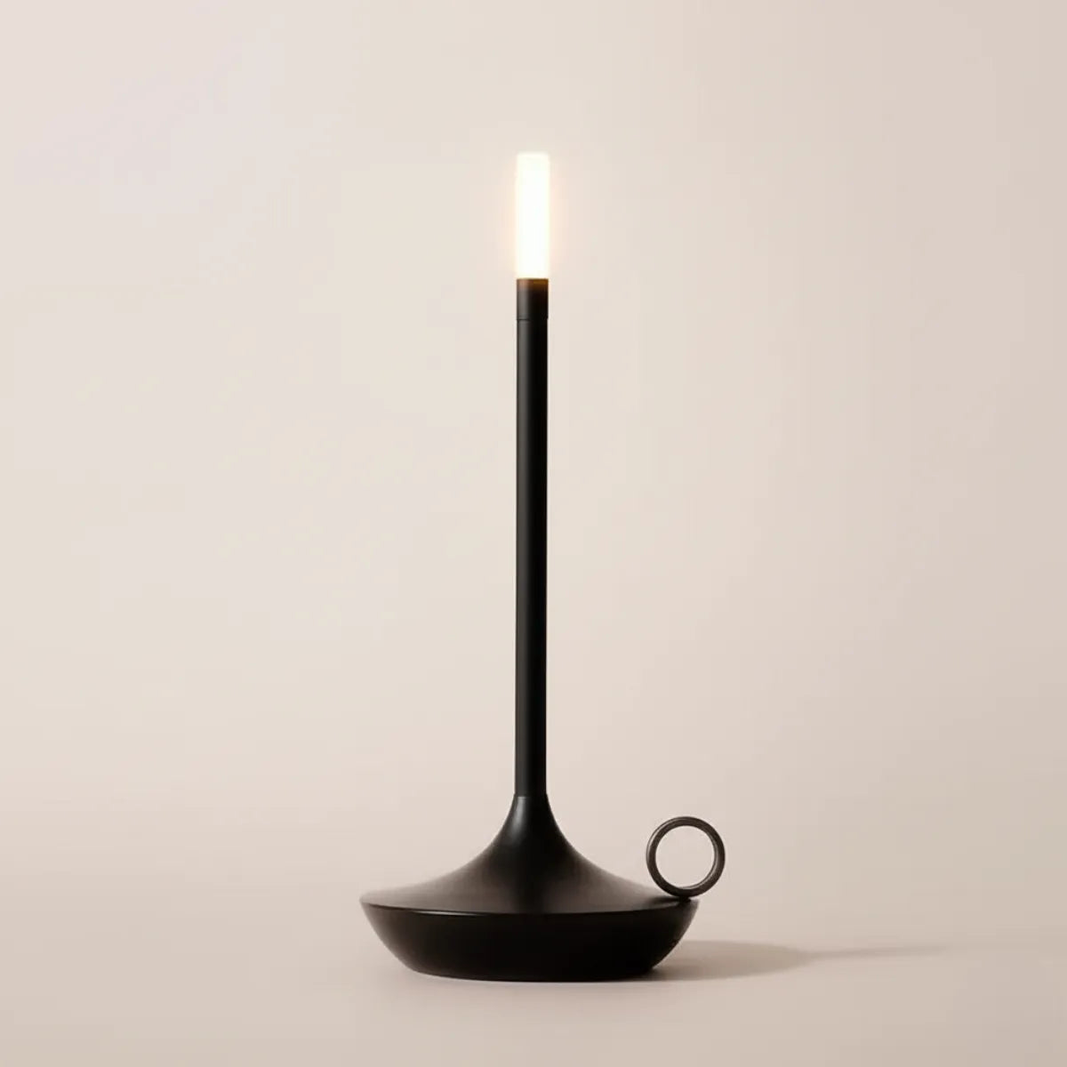 luminaria-abajur-de-mesa-led-castical-preto-modernize-foto-luminaria-vela-em-fundo-neutro