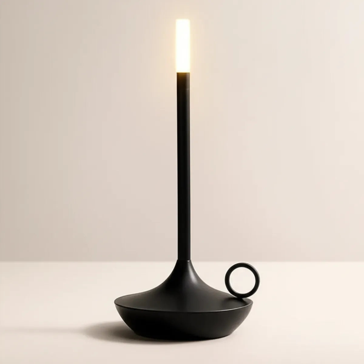 luminaria-abajur-de-mesa-led-castical-preto-modernize-foto-luminaria-vela-em-ambiente-claro