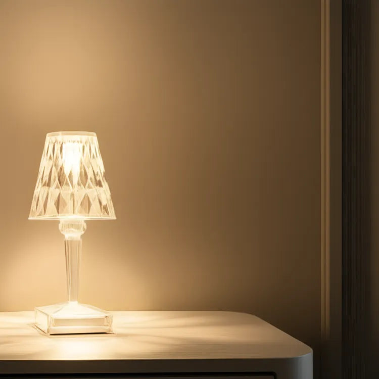 luminaria-abajur-de-mesa-led-cristal-modernize-foto-luminaria-cristalina-em-fundo-neutro-em-cima-da-mesa
