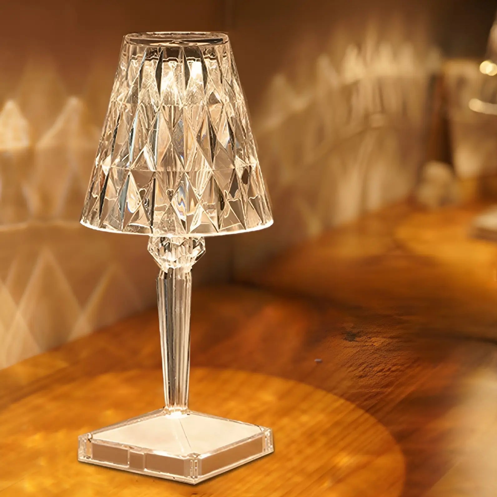 luminaria-abajur-de-mesa-led-cristal-modernize-foto-luminaria-em-mesa-de-madeira