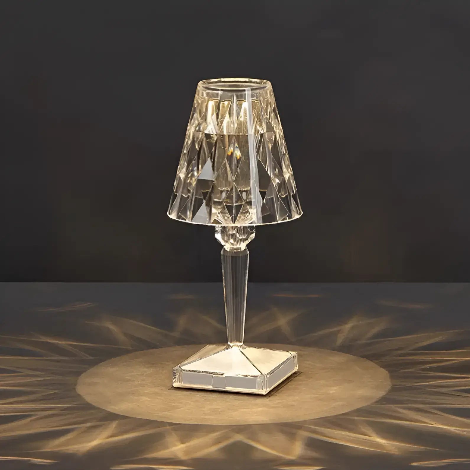 luminaria-abajur-de-mesa-led-cristal-modernize-foto-luminaria-cristalina-em-fundo-neutro-cinza