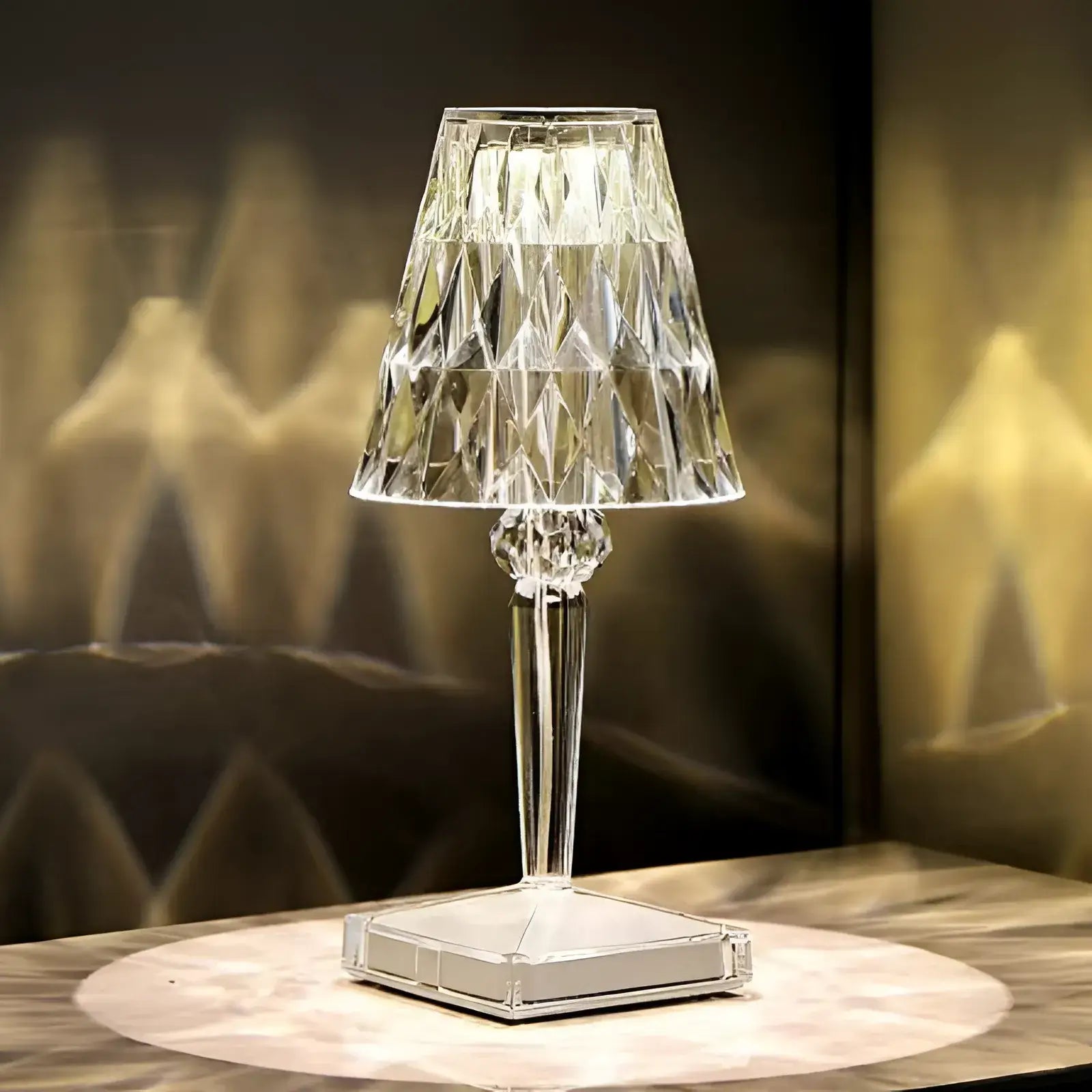 luminaria-abajur-de-mesa-led-cristal-modernize-foto-luminaria-cristalina-iluminando-ambiente