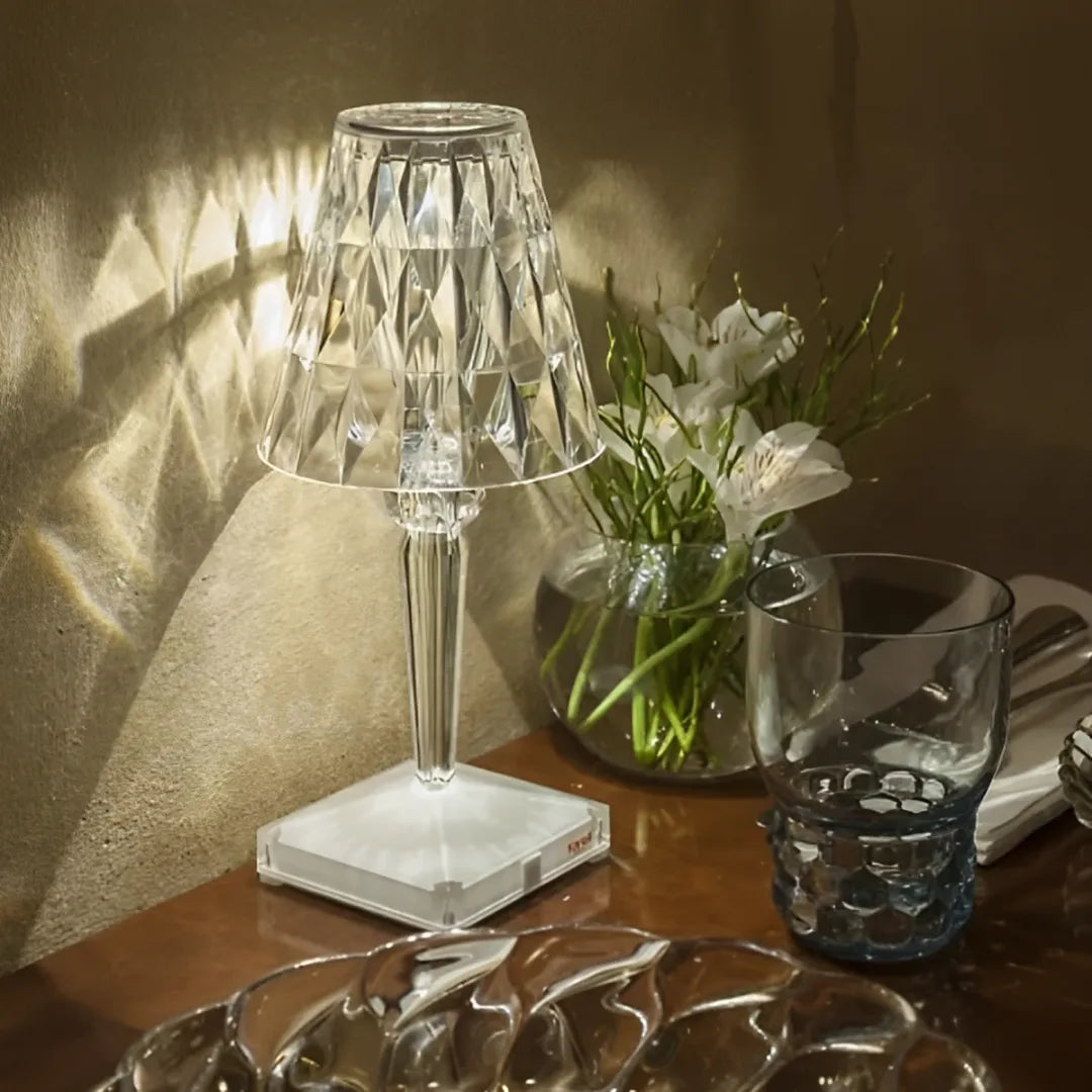 luminaria-abajur-de-mesa-led-cristal-modernize-foto-luminaria-cristalina-em-mesa-com-objetos