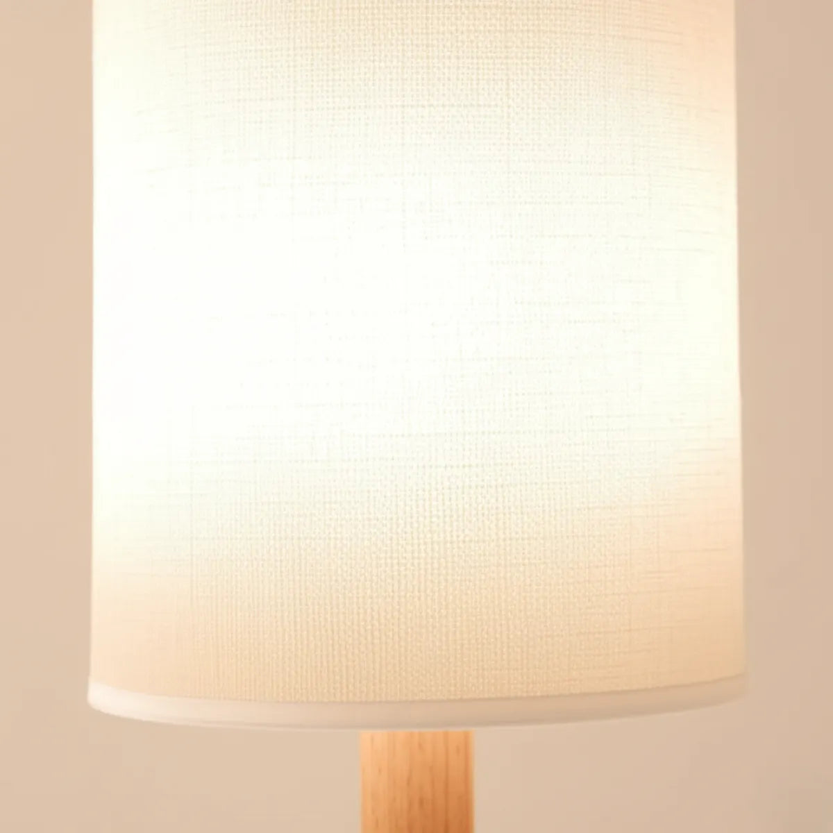 Luminaria-abajur-de-mesa-led-de-madeira-branco-modernize-foto-frente-detalhe-cupula-abajur-em-ambiente-neutro-bege