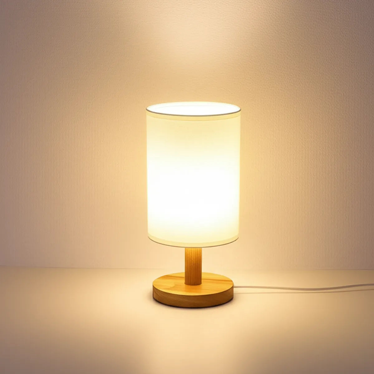 Luminaria-abajur-de-mesa-led-de-madeira-branco-modernize-foto-frente-abajur-em-ambiente-neutro-bege-iluminando