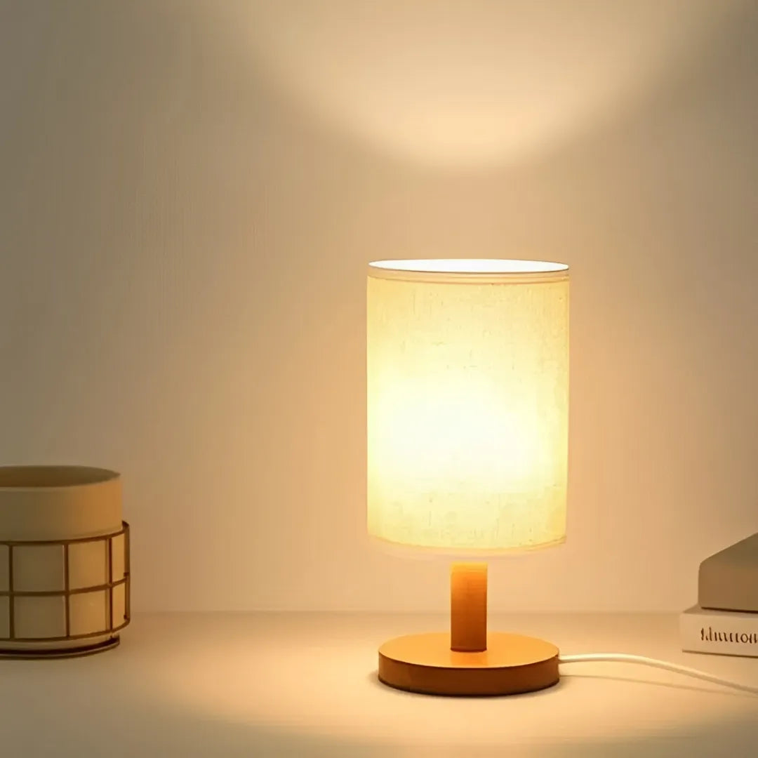 Luminaria-abajur-de-mesa-led-de-madeira-branco-modernize-foto-frente-abajur-em-ambiente-neutro-bege-iluminando