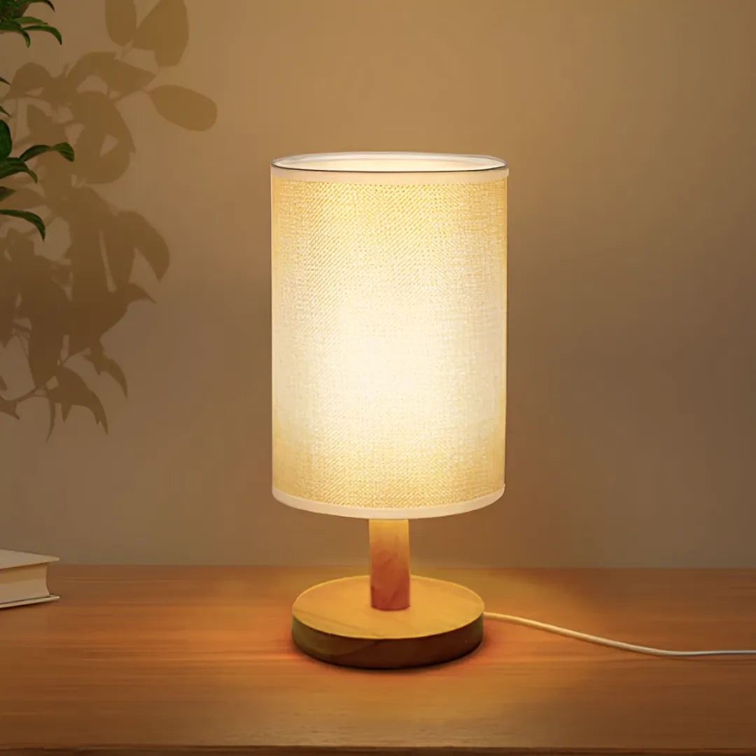 Luminaria-abajur-de-mesa-led-de-madeira-branco-modernize-foto-frente-abajur-em-ambiente-neutro-bege-iluminando