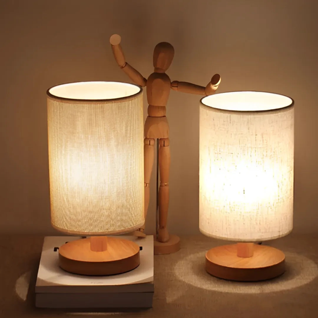 Luminaria-abajur-de-mesa-led-de-madeira-branco-modernize-foto-frente-dois-abajures-em-ambiente-neutro-bege-iluminando