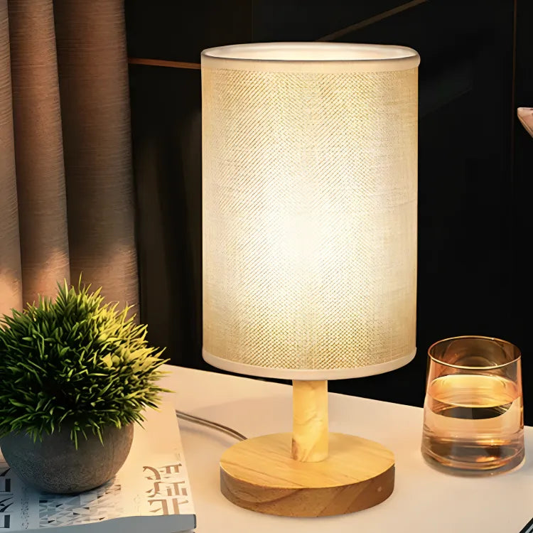 Luminaria-abajur-de-mesa-led-de-madeira-branco-modernize-foto-frente-abajur-iluminando-ambiente-escuro
