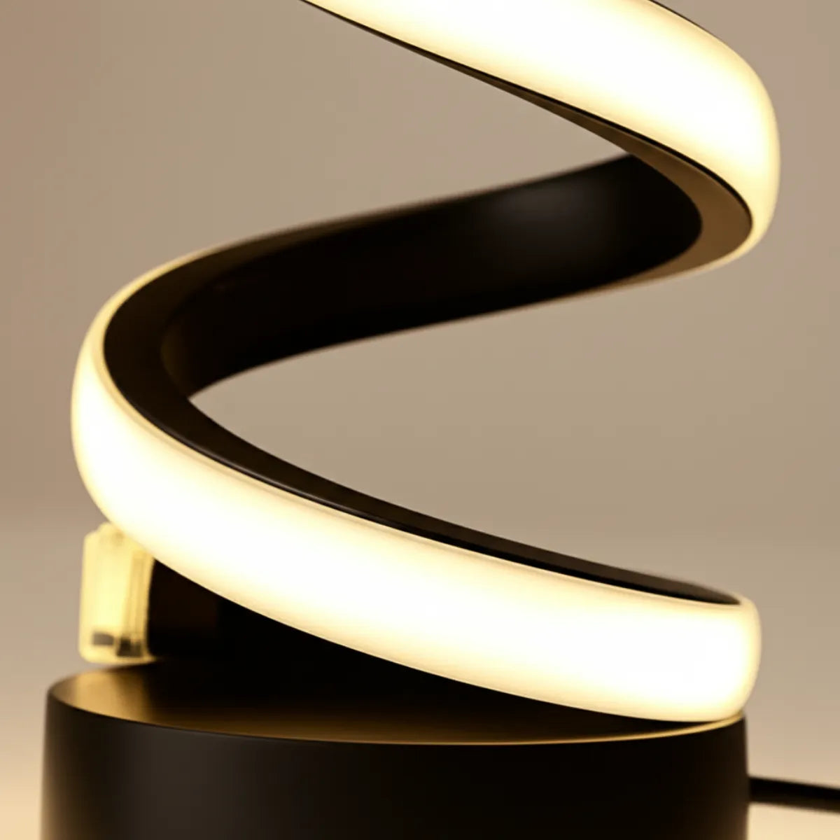 luminaria-abajur-de-mesa-led-espiral-preta-modernize-foto-detalhe-base-luminária-espiral-em-fundo-neutro