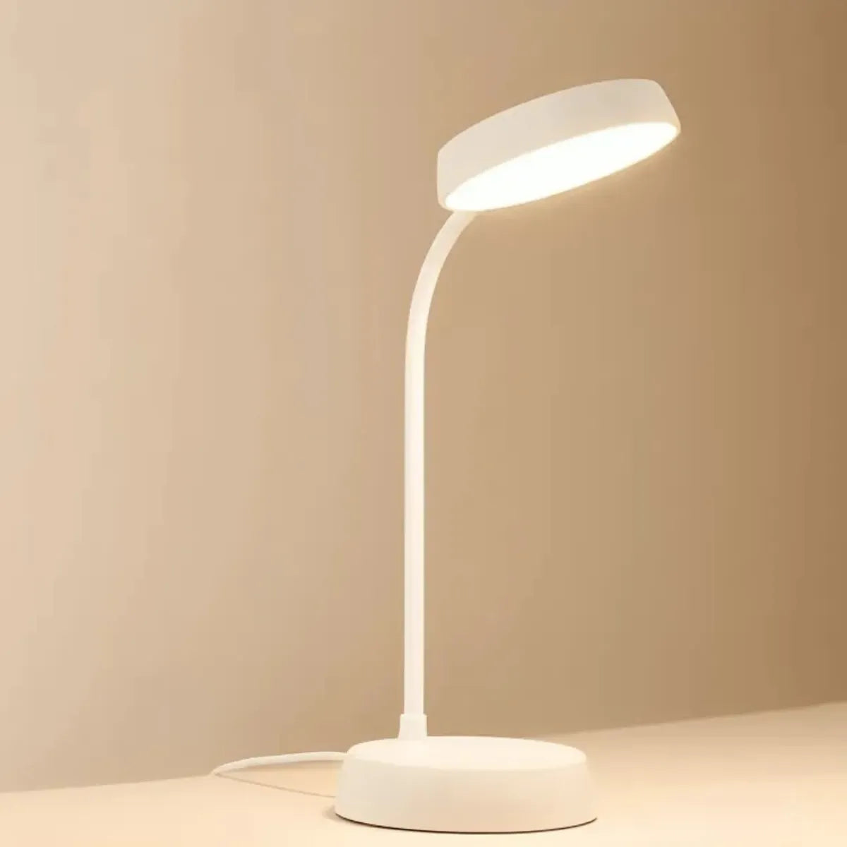 luminaria-abajur-de-mesa-led-flexivel-branco-modernize-foto-luminaria-com-fundo-neutro