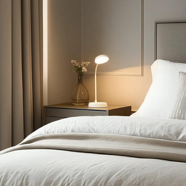 luminaria-abajur-de-mesa-led-flexivel-branco-modernize-foto-luminaria-em-quarto-moderno