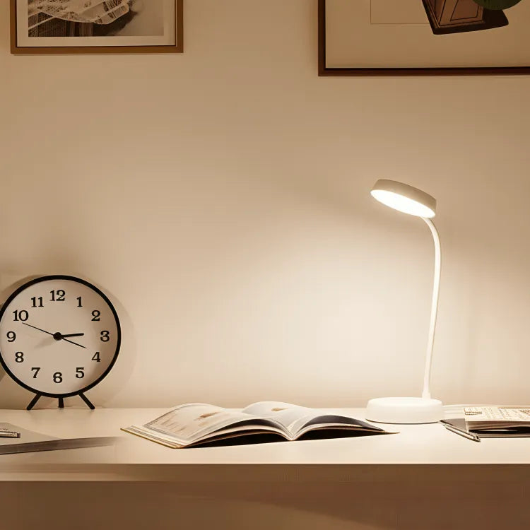luminaria-abajur-de-mesa-led-flexivel-branco-modernize-foto-luminaria-em-escrivaninha-moderna