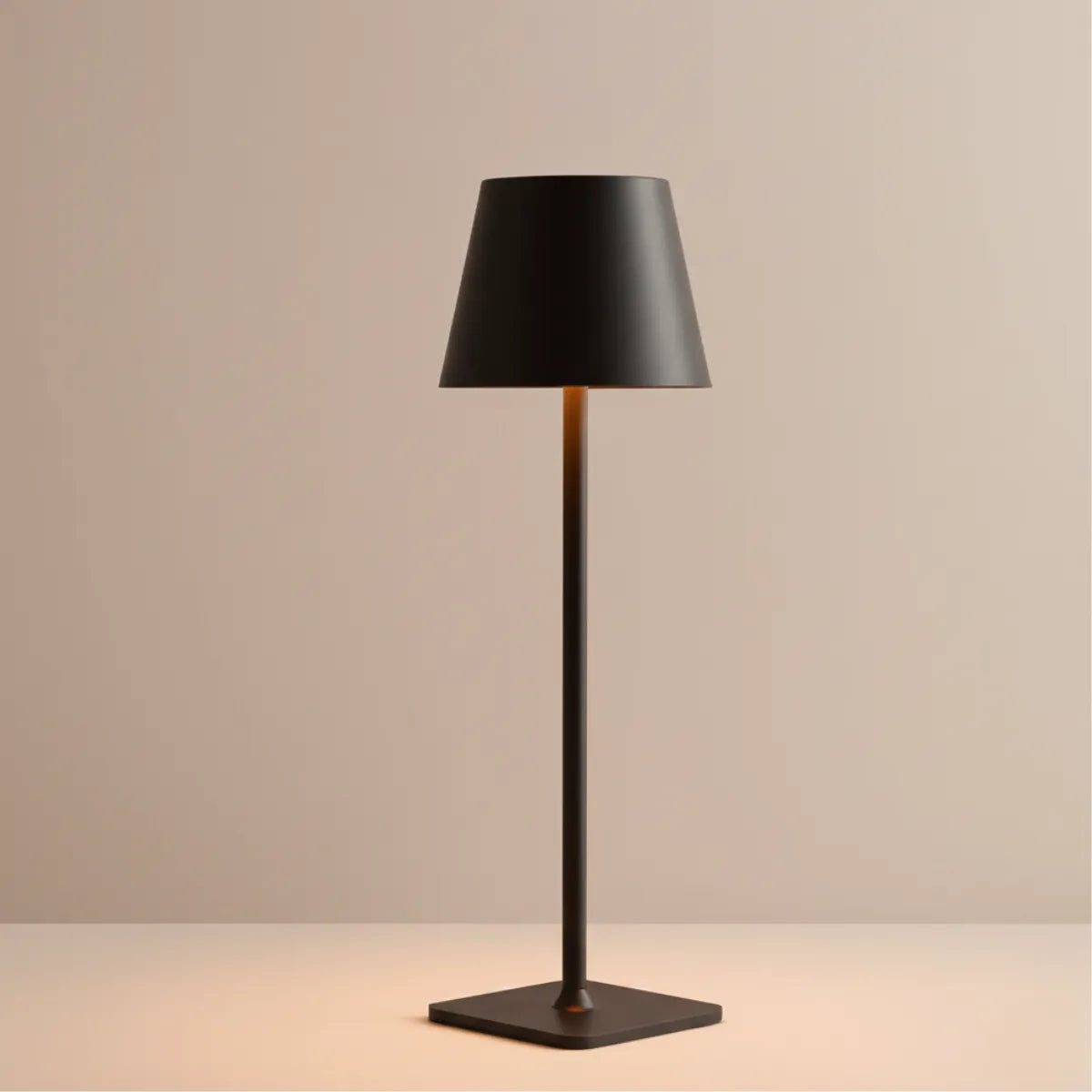 luminaria-abajur-de-mesa-led-touch-slim-preto-modernize-foto-frente-abajur-ambiente-neutro-bege