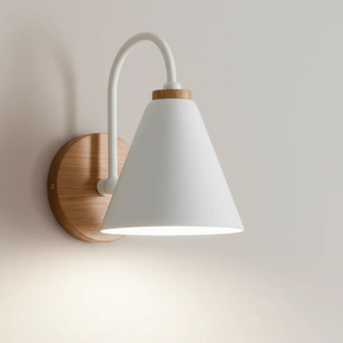 luminaria-abajur-de-parede-arandela-led-charmant-branca-modernize-foto-abajur-branco-aceso-fixado-em-parede-neutra