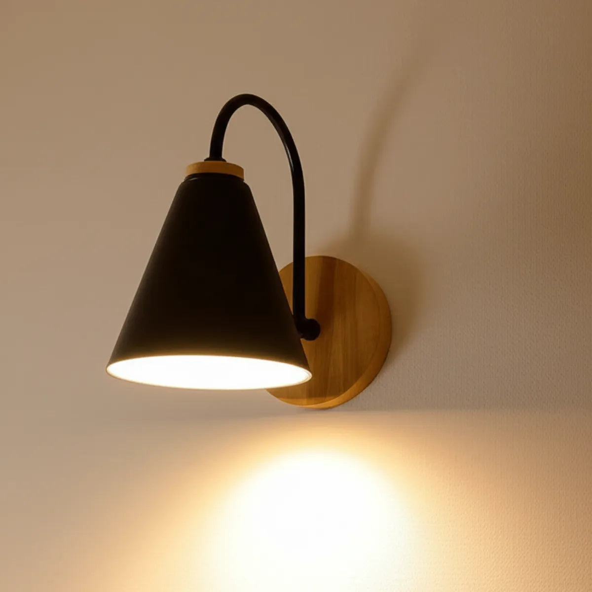 luminaria-abajur-de-parede-arandela-led-charmant-preta-modernize-foto-abajur-iluminando-ambiente-bege-neutro
