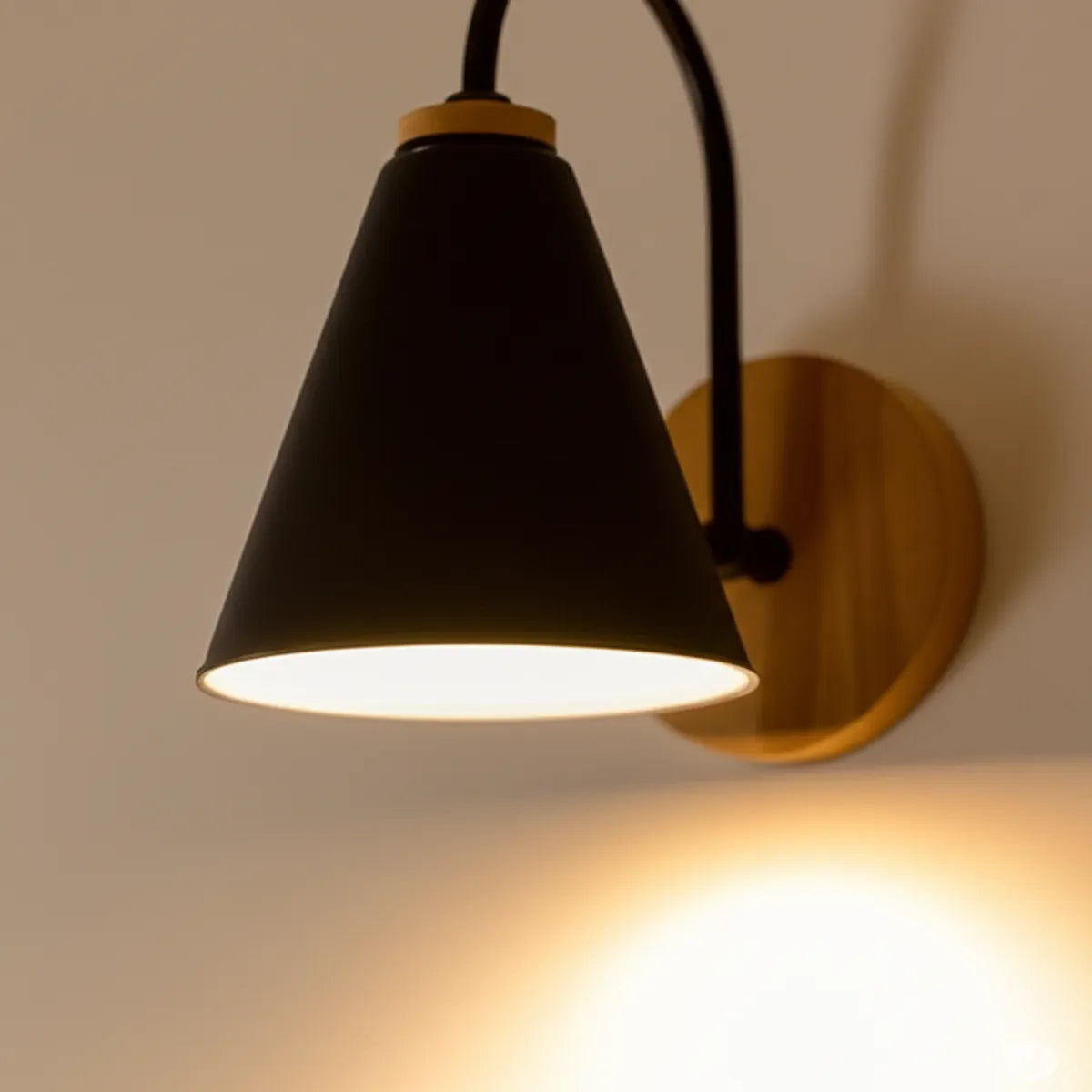 luminaria-abajur-de-parede-arandela-led-charmant-preta-modernize-foto-detalhe-abajur-iluminando-ambiente-bege-neutro