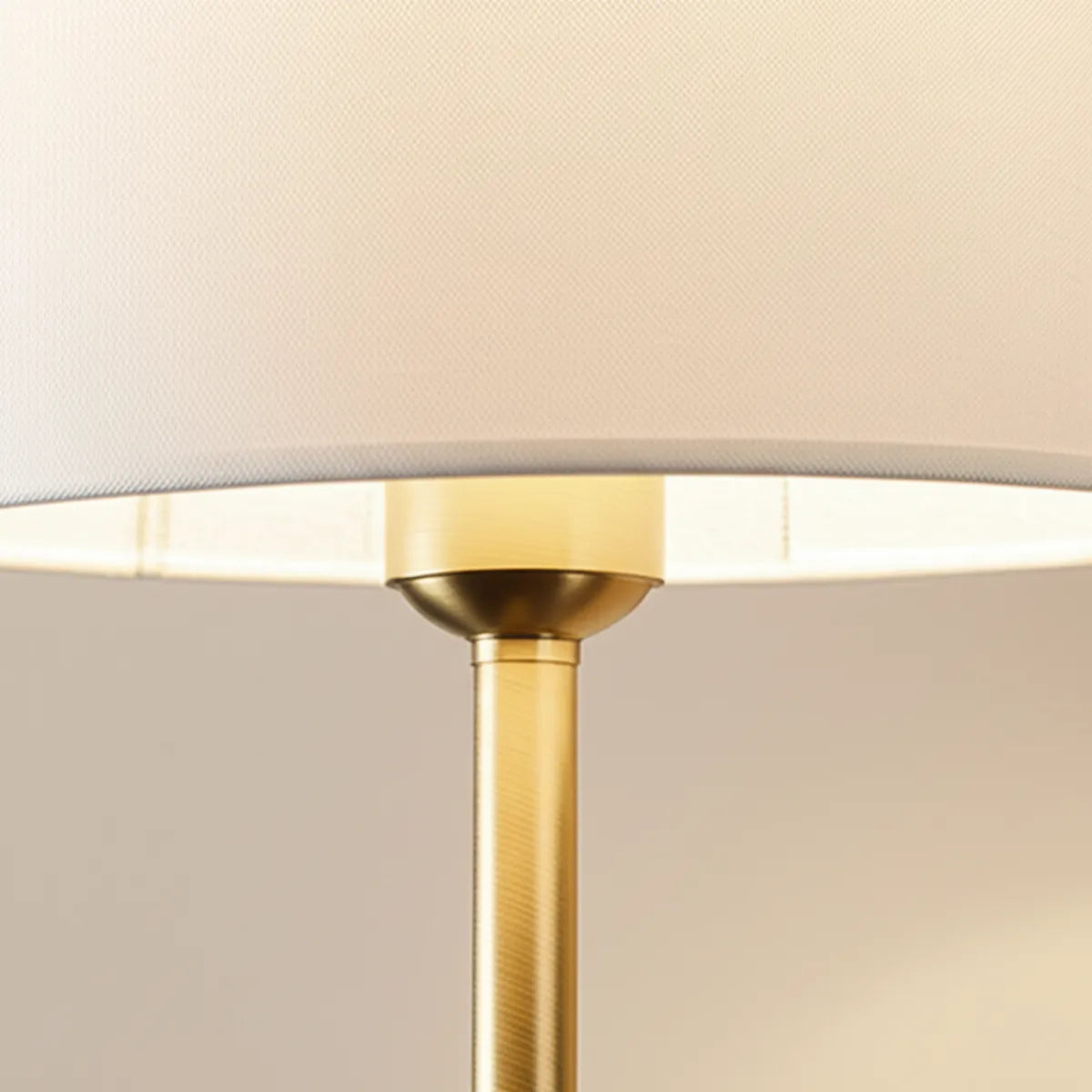 Luminaria-abajur-de-parede-arandela-led-versailles-modernize-foto-detalhe-cupula-iluminando-ambiente-bege-neutro