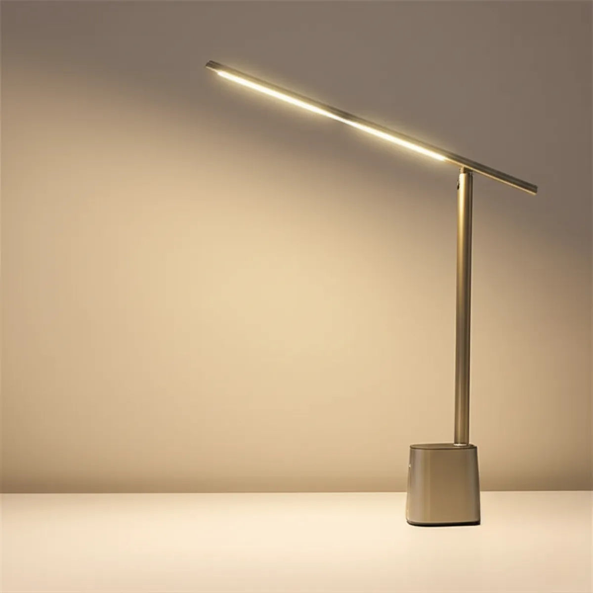 luminaria-de-mesa-led-sem-fio-dobravel-modernize-foto-lateral-luminaria-sobre-mesa-ambiente-neutro-bege