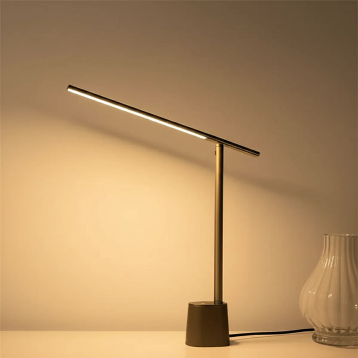 luminaria-de-mesa-led-sem-fio-dobravel-modernize-foto-lateral-sobre-mesa-carregando-ambiente-neutro-bege