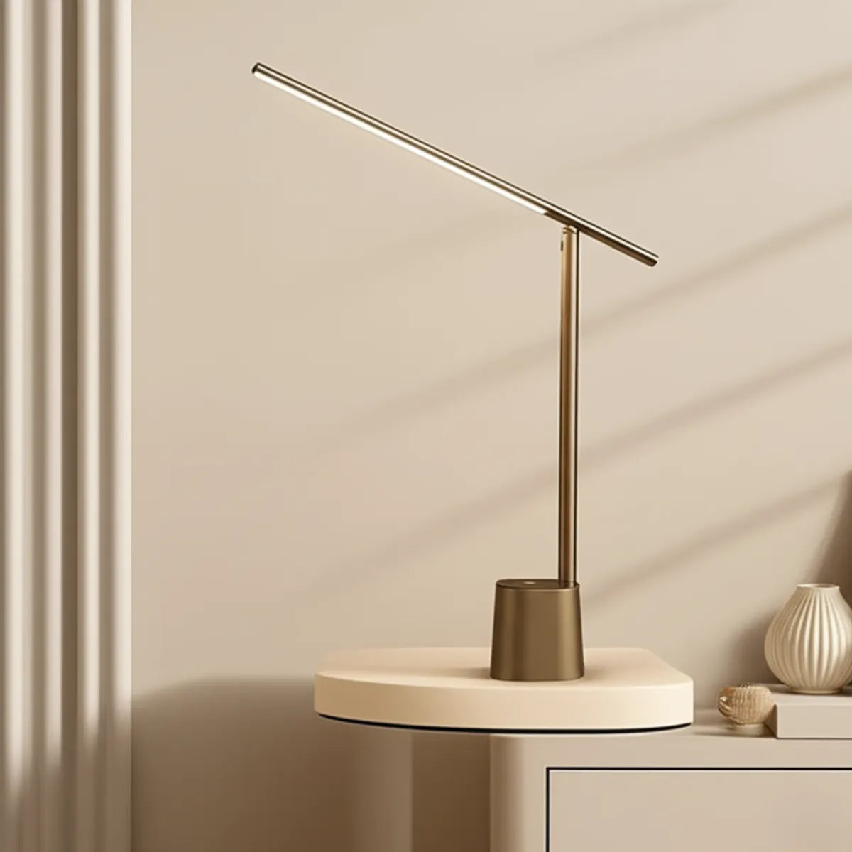 luminaria-de-mesa-led-sem-fio-dobravel-modernize-foto-lateral-luminaria-sobre-mesa-ambiente-neutro-bege-moderno