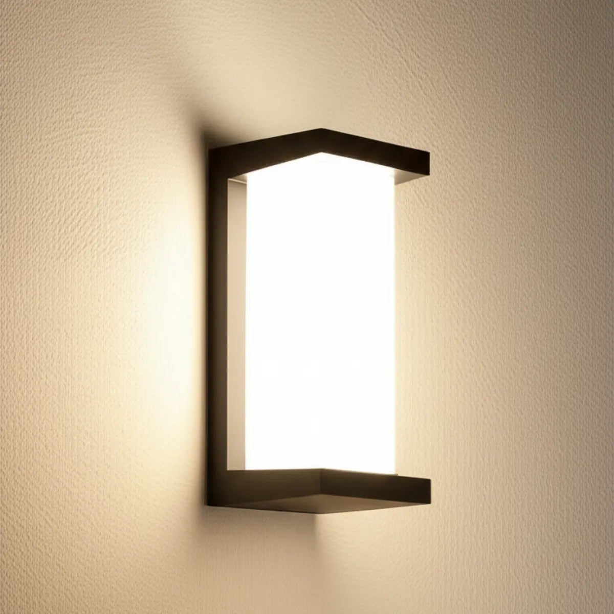 luminaria-de-parede-arandela-led-lumine-preta-modernize-foto-frente-arandela-iluminando-ambiente-bege-neutro-luz-fria