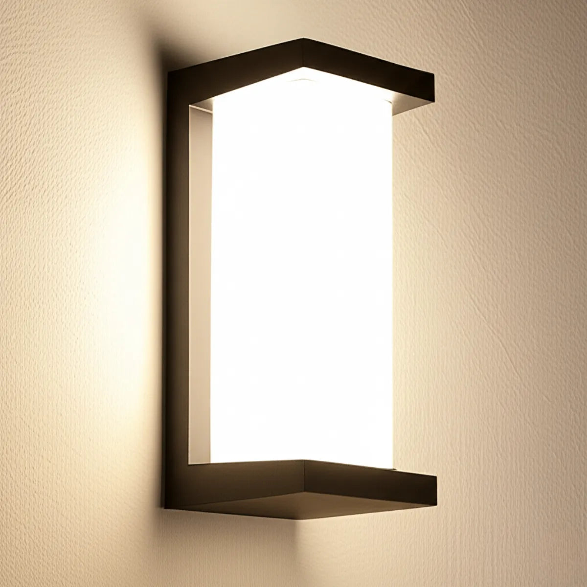 luminaria-de-parede-arandela-led-lumine-preta-modernize-foto-frente-perto-arandela-iluminando-ambiente-bege-neutro-luz-fria