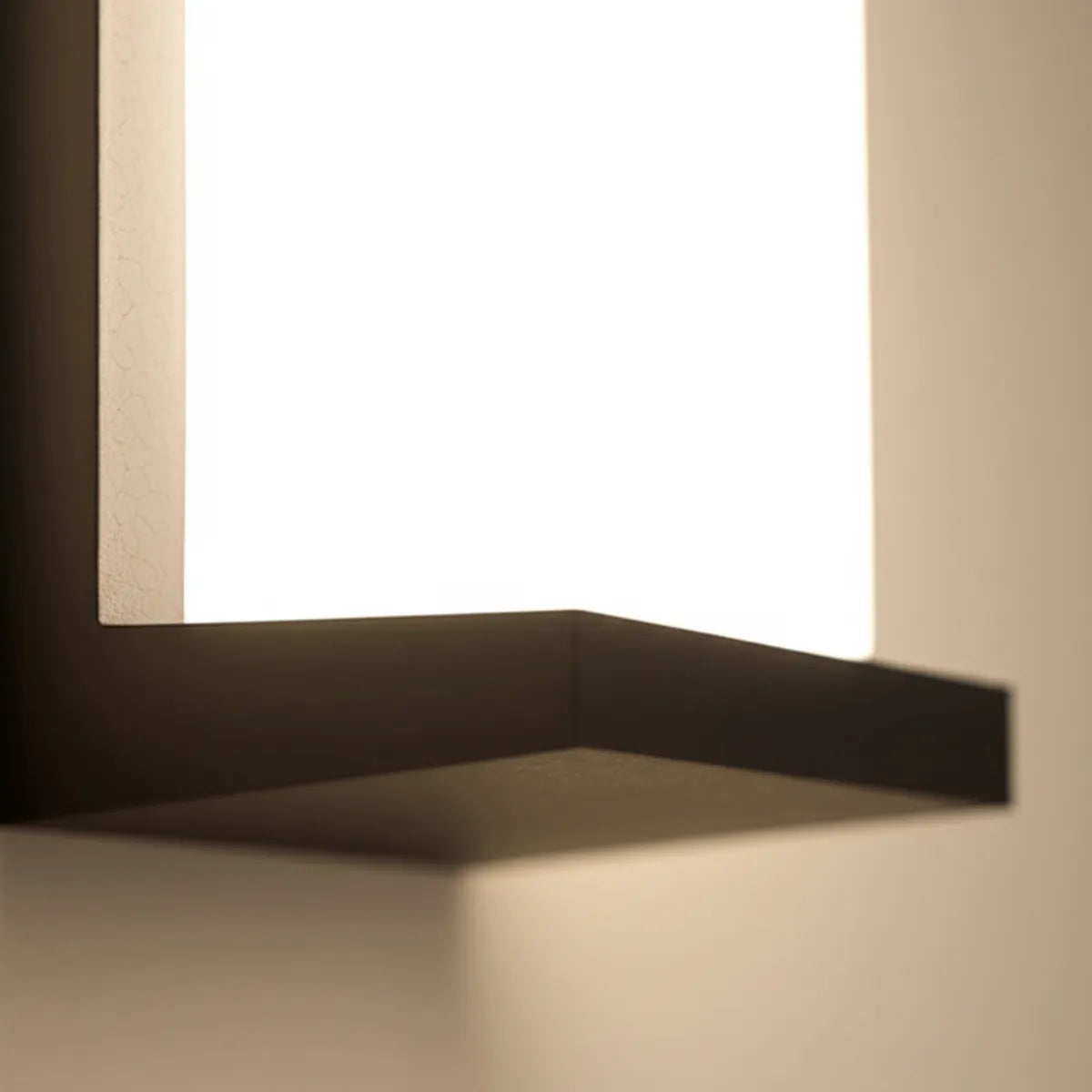 luminaria-de-parede-arandela-led-lumine-preta-modernize-foto-frente-detalhe-arandela-iluminando-ambiente-bege-neutro-luz-fria