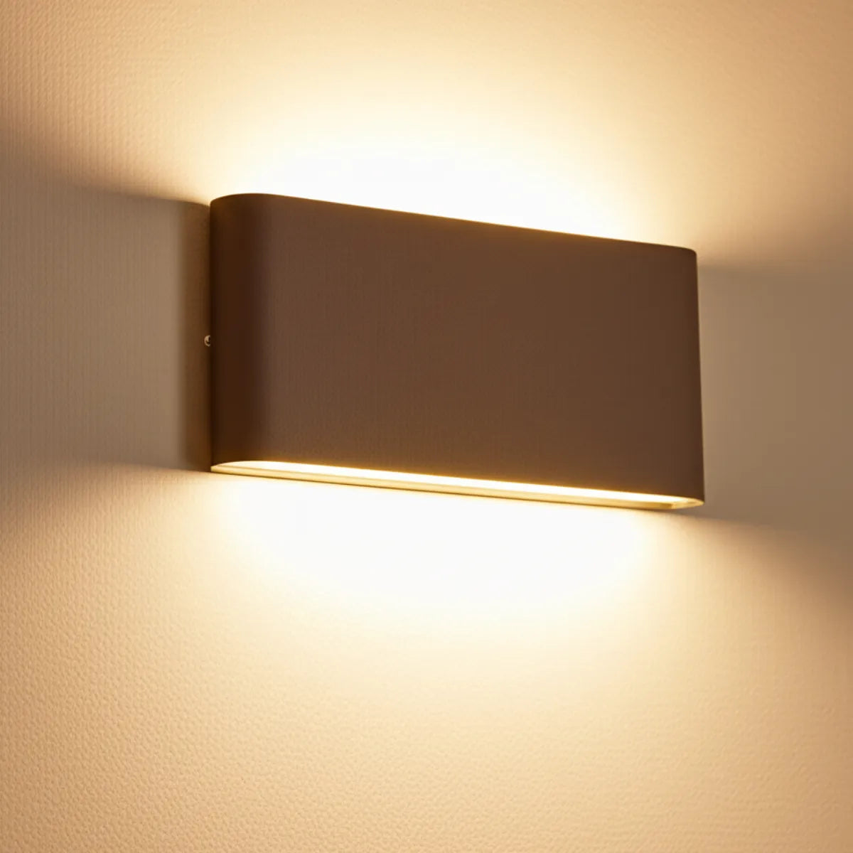 luminaria-de-parede-arandela-led-minimalista-preta-modernize-foto-lateral-arandela-iluminando-ambiente-bege-neutro