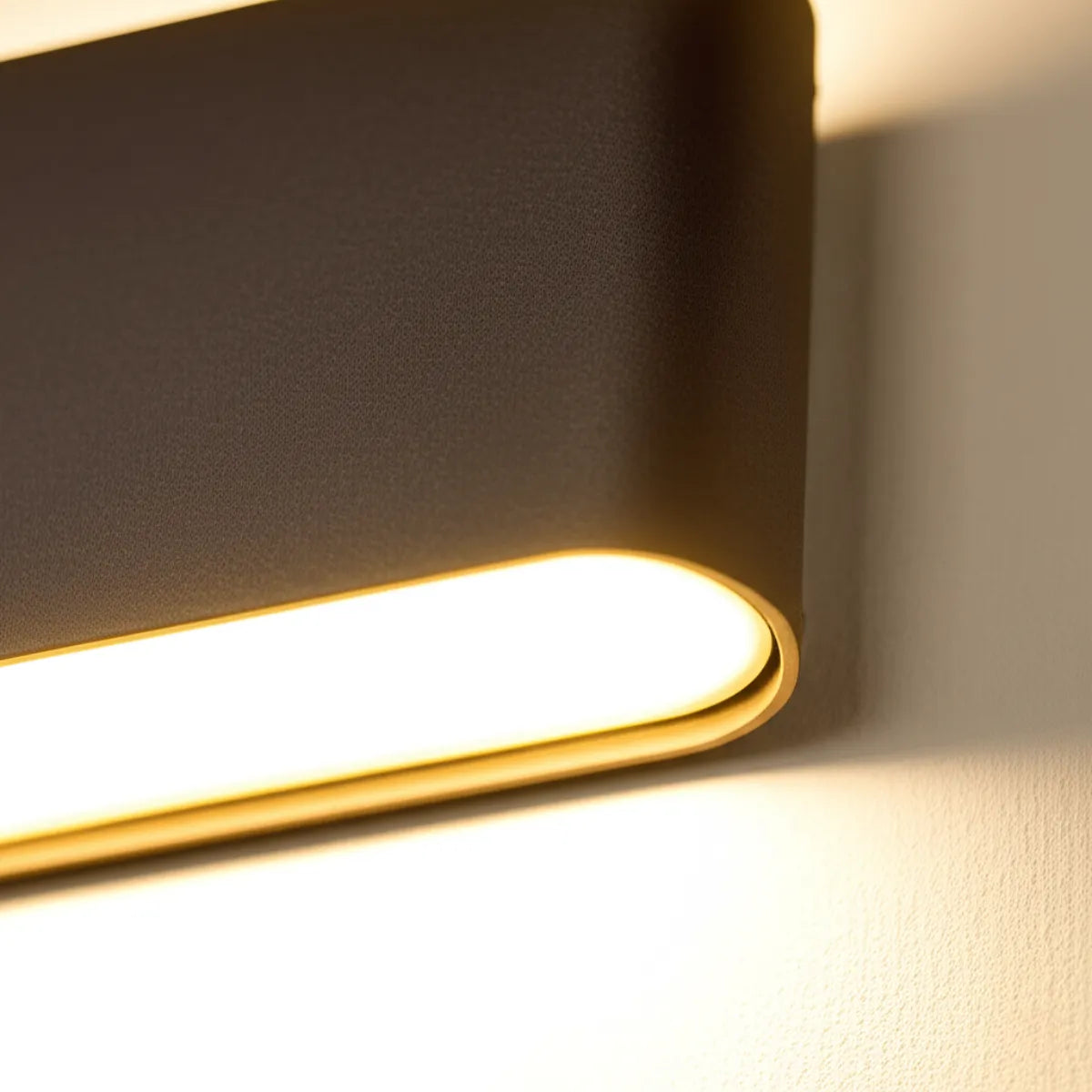 luminaria-de-parede-arandela-led-minimalista-preta-modernize-foto-detalhe-frente-arandela-iluminando-ambiente-bege-neutro