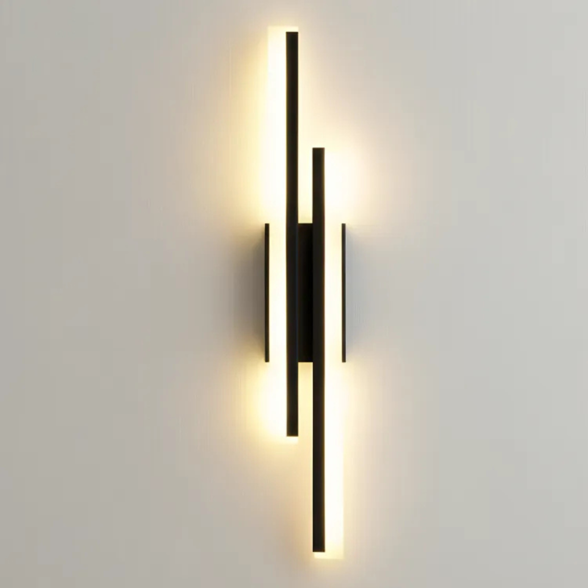 luminaria-de-parede-arandela-led-nordica-preta-modernize-foto-frente-luminaria-iluminando-ambiente-bege-neutro-luz-quente