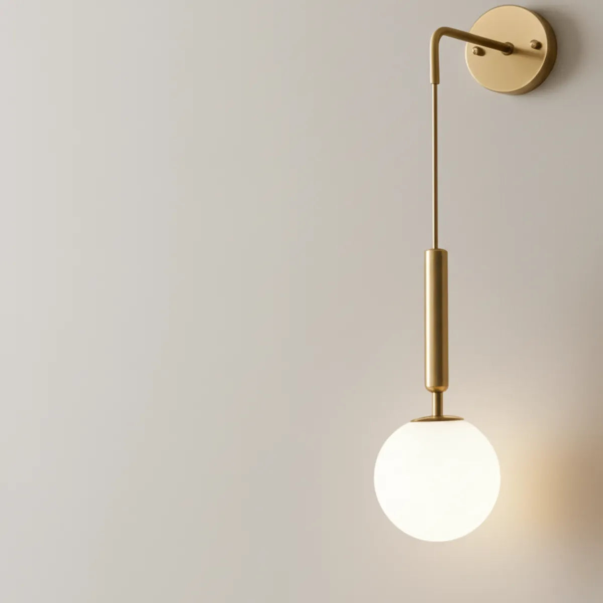 Luminaria-de-parede-arandela-led-perola-pendente-nordica-modernize-foto-lateral-arandela-dourada-em-parede-neutra